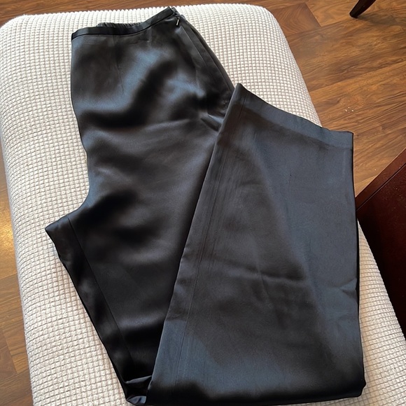 Rise: 10.5"
Waist: 30"
Inseam: 32"
Hip: 38"
Leg Opening: 15" - Picture 4 of 6